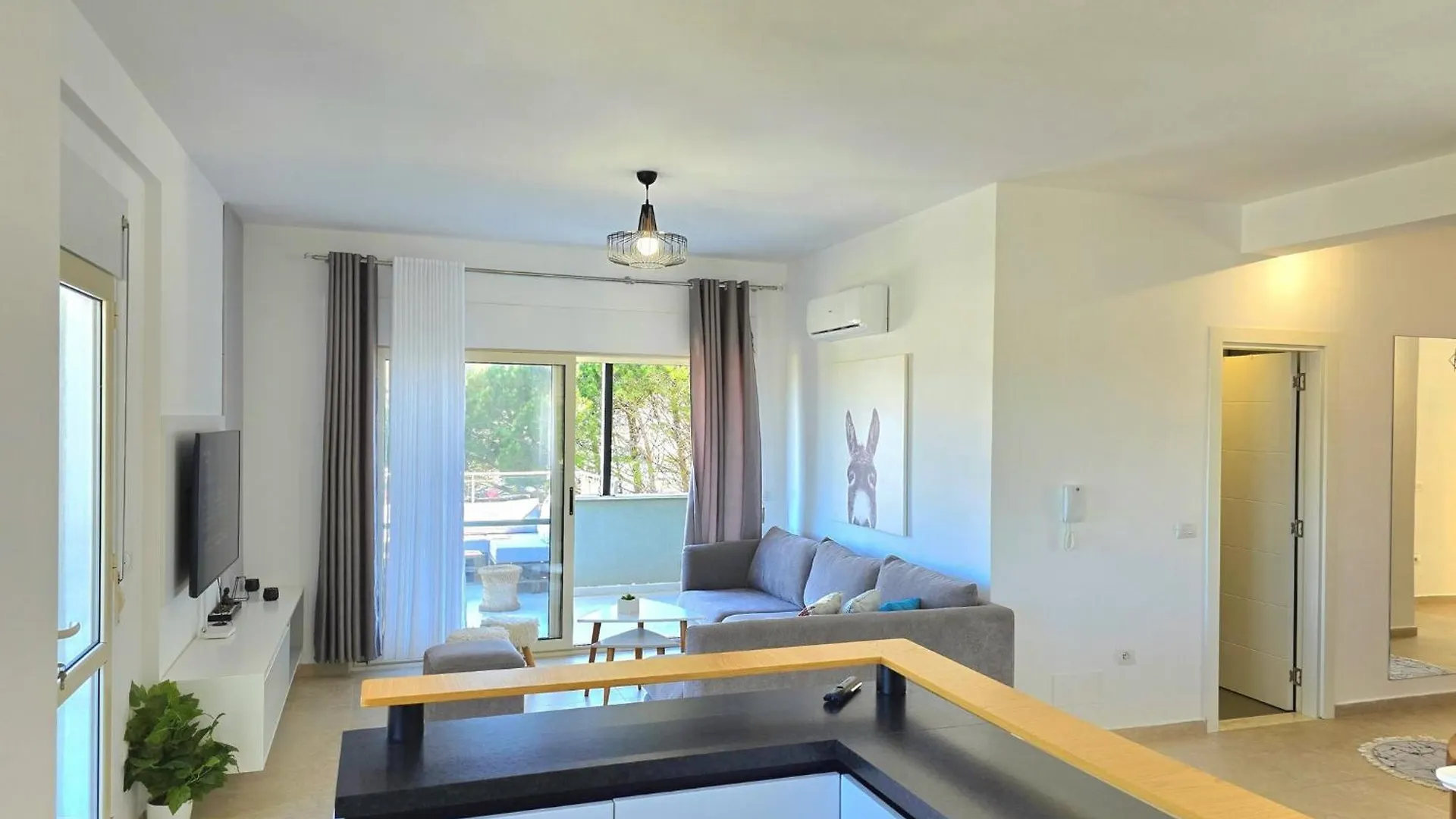Апартаменты Elegant Penthouse With Huge Terrace Plazhi San Pietro