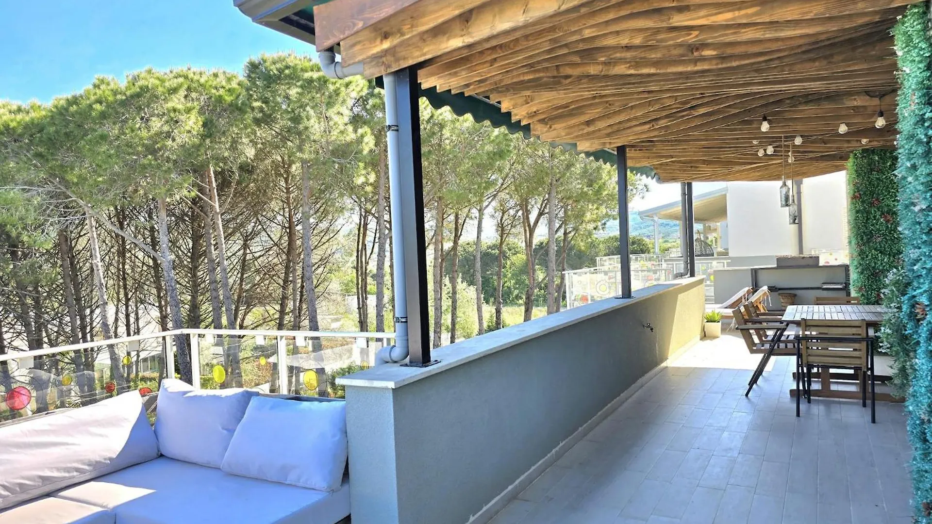Апартаменты Elegant Penthouse With Huge Terrace Plazhi San Pietro